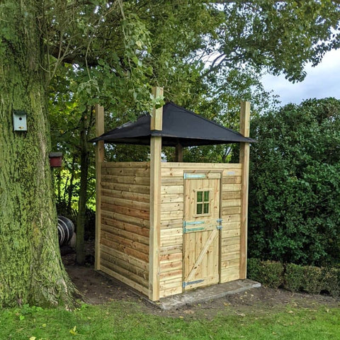 voorkant houten hooiberg voldux met houten deur in tuin