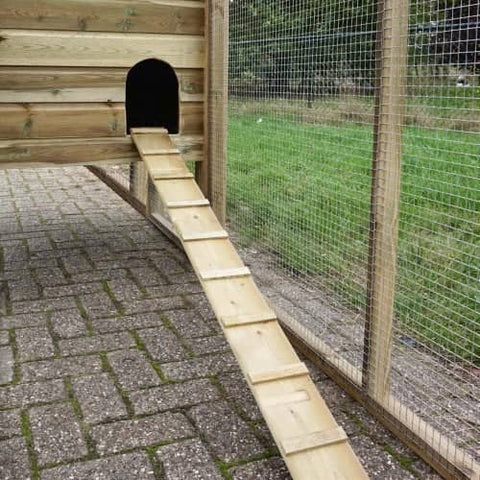 hooiberg op poten met trapje en dubbele ren links en rechts. voldux konijnenhok trapje opening zijkant