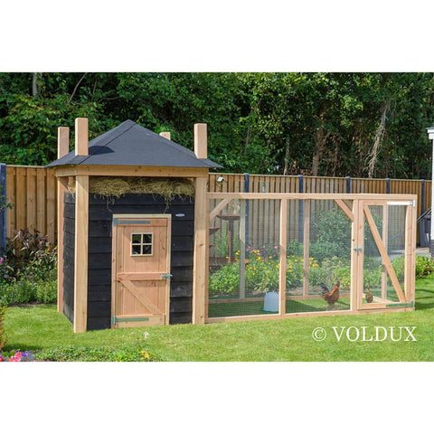 konijnenhok  in tuin zwart met houten deur en konijnenren rechts voldux