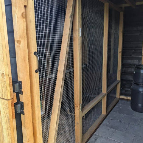 hooischuur groot konijnen geiten hooiberg houten deur maatwerk zwart douglas bouwpakket binnenkant gaas  voldux