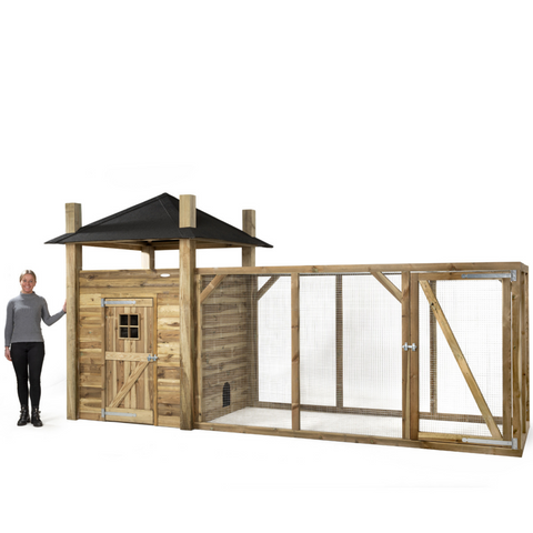 Konijnenhok Hooiberg Bouwpakket Loes XL Voldux met vrouw ernaast